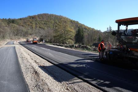 ASFALTIRANJE CESTE GRAHOVO BLOČICE 06 FOTO LJUBO VUKELIČ